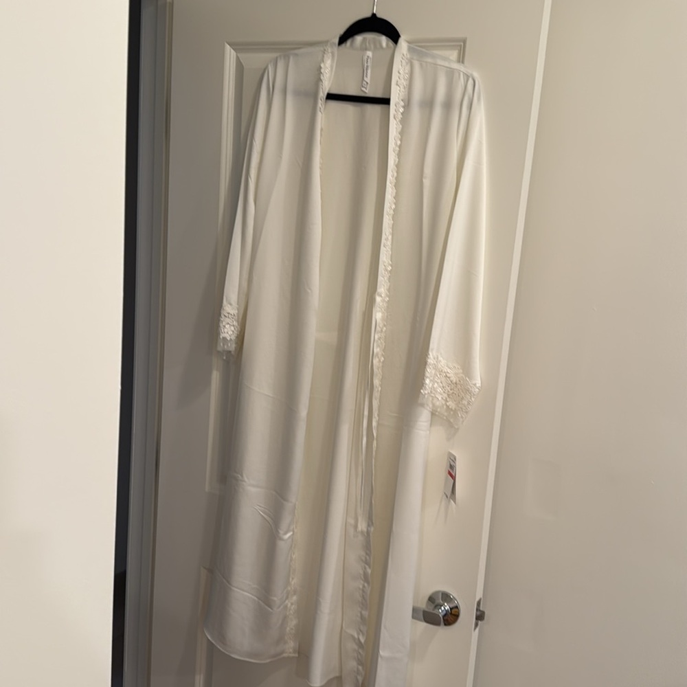 Flora Nikrooz Showstopper Charmeuse Robe - Picture 9 of 9